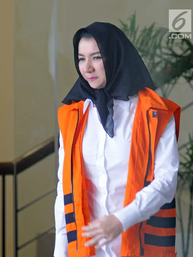 Berkerudung Hitam, Bupati Cantik Rita Widyasari Kembali Diperiksa KPK