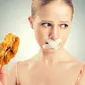 Diet ekstrem seperti nggak makan supaya langsung kerap kali dilakukan perempuan. Namun, efektifkah hal itu? (Via: teamleanlife.com)
