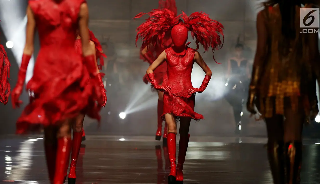 Model berjalan di catwalk mengenakan headpiece dan kostum karya Rinaldy A. Yunardi pada peragaan bertajuk 'Equilibrium' di Jakarta, Rabu (13/12). Unsur alam seperti air, api, angin, tanah, dan besi dituangkan dalam koleksinya. (Liputan6.com/Johan Tallo)