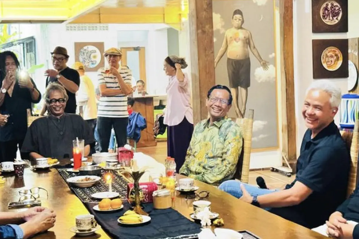 Calon Presiden (Capres) Ganjar Pranowo dan Calon Wakil Presiden (Cawapres) Mahfud MD berkumpul bersama para seniman kenamaan berkumpul di rumah Butet Kartaredjasa di Bantul, Yogyakarta pada Selasa (11/3/2024) (Instagram Mahfud MD)