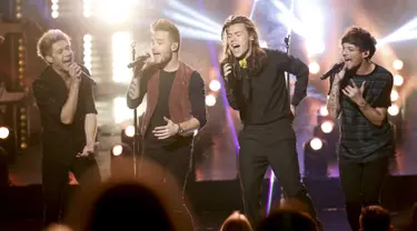 One Direction membawakan single terbarunya berjudul "Perfect" saat mengisi acara American Music Awards 2015 di Los Angeles, California, (22/11/2015).  One Direction juga memenangkan dua kategori penghargaan dalam AMA 2015 kali ini. (REUTERS/Mario Anzuoni)