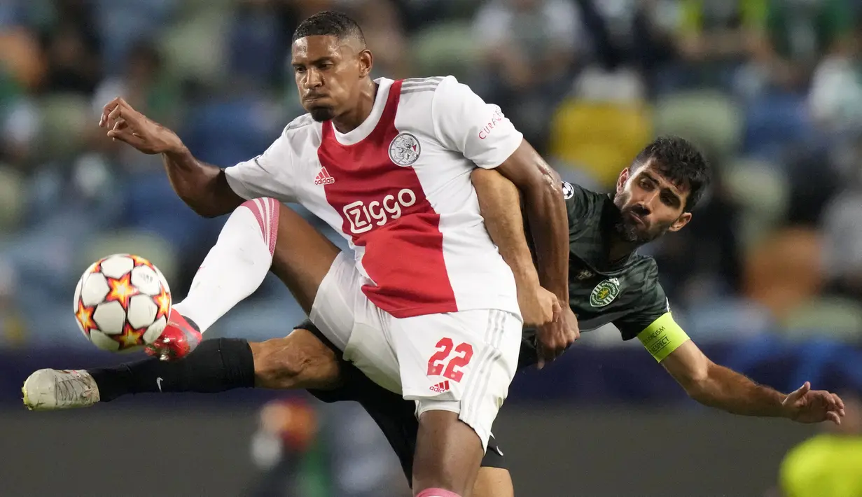Pemain yang paling cemerlang pada laga debutnya di Liga Champions adalah Sébastien Haller. Haller sukses mencetak quattrick atau empat gol, saat Ajax Amsterdam mengalahkan Sporting CP. Hal tersebut membuat dirinya menyamai rekor Marco van Basten di musim 1992/1993. (AP/Armando Franca)