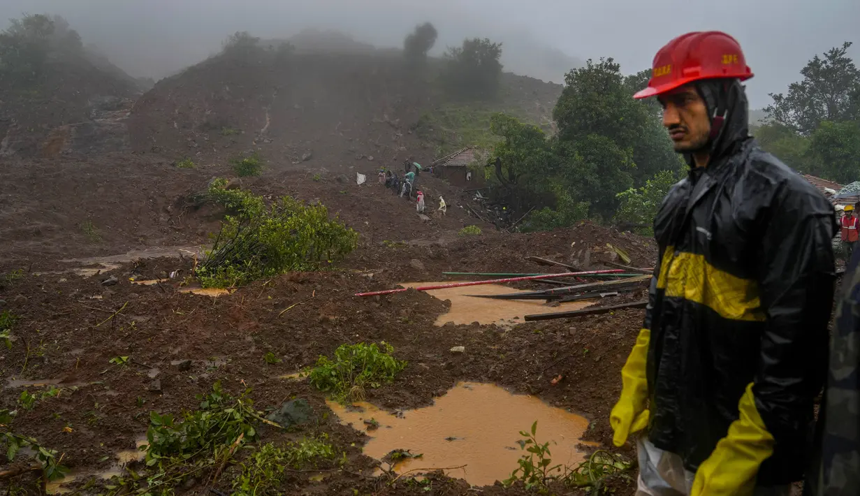 Ketua Menteri Eknath Shinde tiba di lokasi pada hari Kamis dan mengatakan kepada wartawan "prioritas sekarang adalah menyelamatkan mereka yang masih terjebak di bawah reruntuhan." (AP Photo/Rafiq Maqbool)