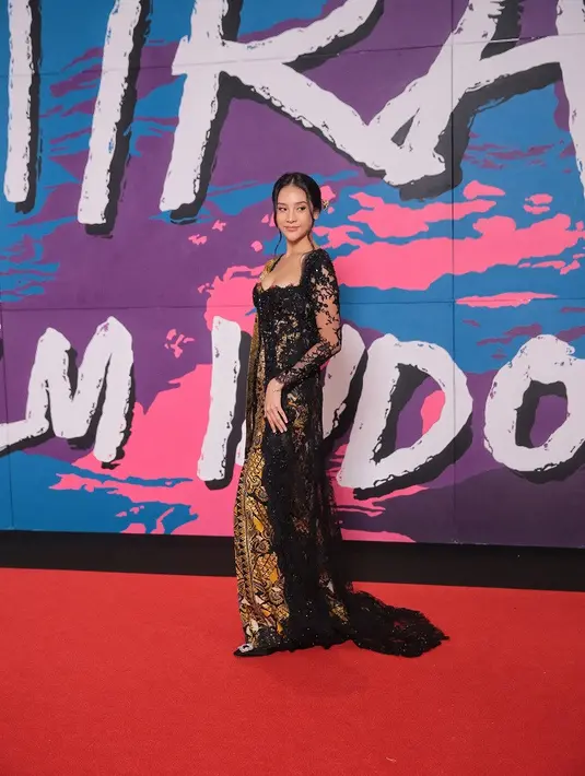 Anya Geraldine yang kini aktif di industri film tampil anggun dalam balutan kebaya hitam, dipadu rok batik high slit dan selendang  karya Anne Avantie. [Fimela/Adrian Utama Putra].