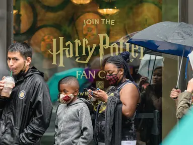 Orang-orang mengantre saat toko Harry Potter Terbesar di Dunia resmi dibuka untuk umum di New York City, Kamis (3/6/2021). Sesuai namanya, penggemar bisa berburu produk yang terinspirasi novel serta film Harry Potter. (Angela Weiss / AFP)