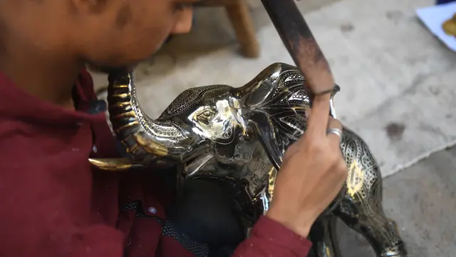 Geliat Kerajinan Tangan dari Kuningan di Karachi