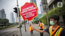 Relawan yang tergabung dalam Gerakan Mahasiswa Cegah Covid-19 membawa poster 'Ayo Lawan Corona' saat kampanye di Pelican Cross kawasan Thamrin, Jakarta, Senin (23/3/2020). (Liputan6.com/Faizal Fanani)