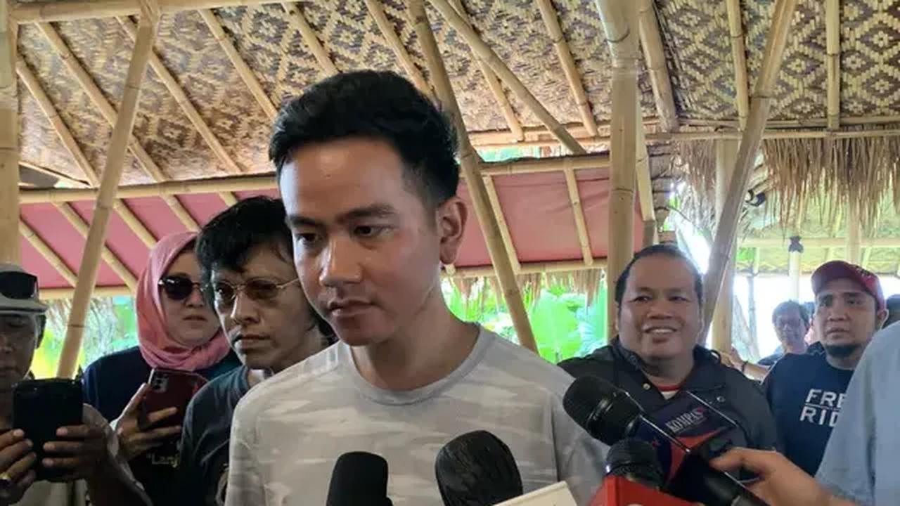 Gibran mengungkapkan, jika masih ada beberapa kekurangan yang menjadi catatan dari FIFA, di antaranya perbaikan lapangan, rumput, dan beberapa hal lain, yang harus sesuai dengan standar FIFA.