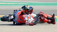 Momen terjatuhnya pembalap Ducati, Jorge Lorenzo pada tikungan pertama MotoGP Aragon 2018. (JOSE JORDAN / AFP)