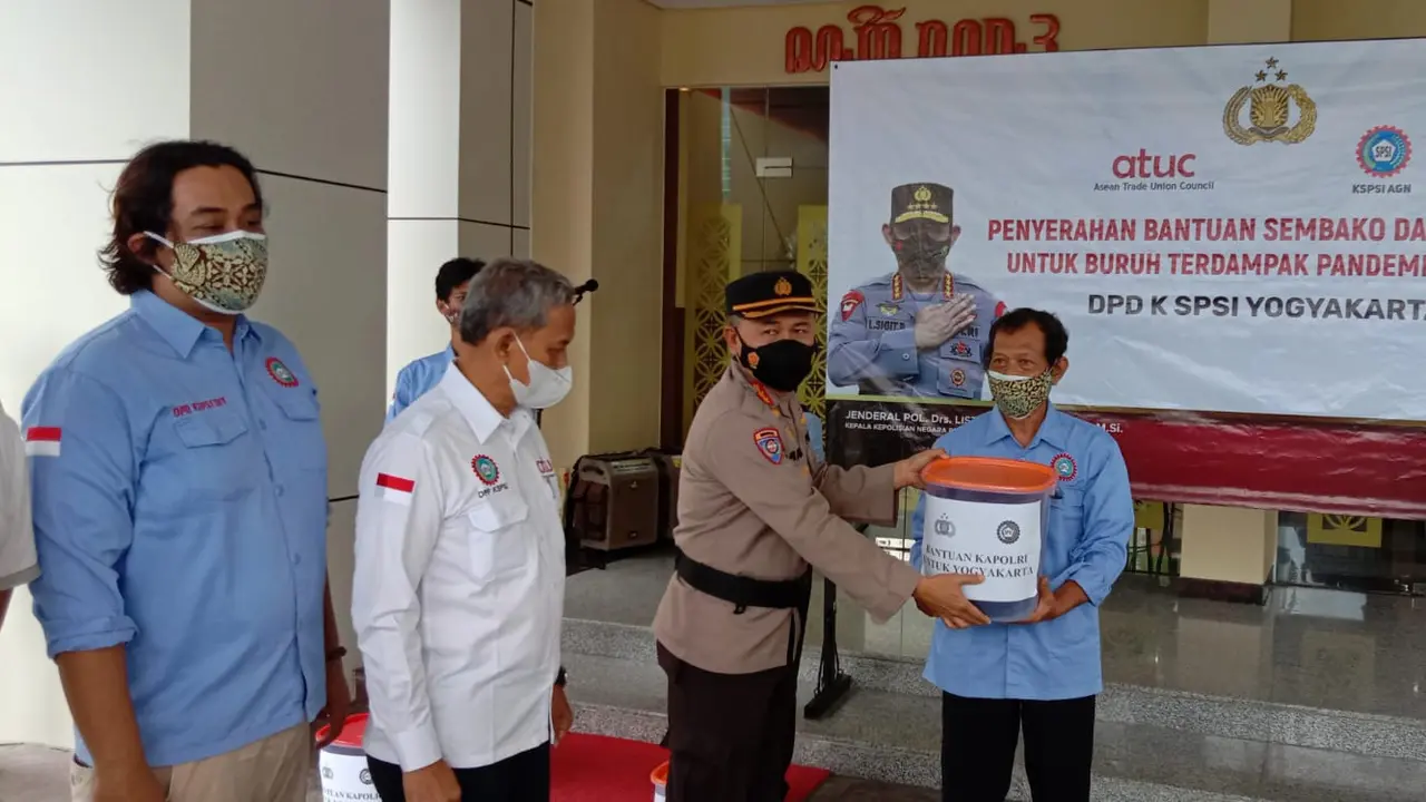 Sumbangan sembako dari Polri untuk buruh yang terdampak pandemi Covid-19