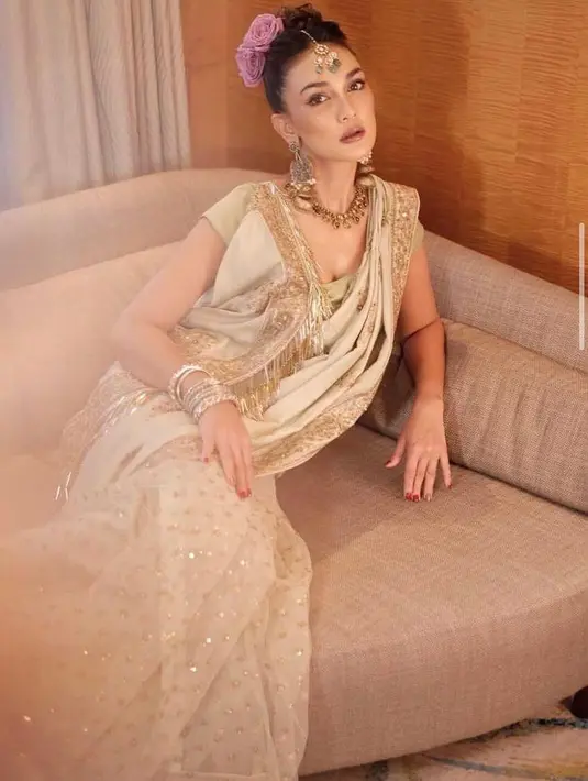 Luna Maya tampil begitu anggun dengan busana tradisional India, Lehenga nuansa nude. (Instagram/lunamaya).