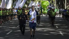 Pevoli legendaris Indonesia, Pascal Wilmar, berlari membawa obor Asian Games XVIII saat pawai di Denpasar, Bali, Selasa (24/7/2018). Sebanyak 53 kota di Indonesia akan dilalui oleh obor Asian Games. (Bola.com/Vitalis Yogi Trisna)