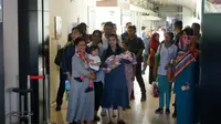 La Lembah Manah akhirnya keluar rumah sakit didampingi Gibran, Selvi, Iriana Jokowi, Kahiyang Ayu, Bobby, dan Sedah Mirah. (Liputan6.com/Fajar Abrori)