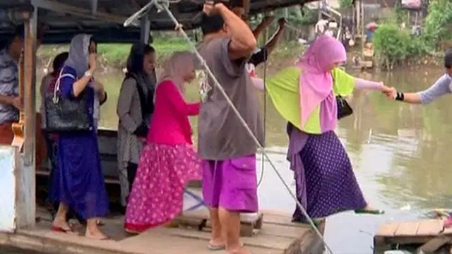 Siti Badriah Geber Ramadan Sambil Naik Getek