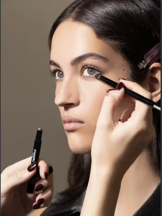 Adapun untuk riasan mata, Sahabat Fimela bisa membubuhkan pulasan eyeshadow pada bagian bawah garis mata untuk membingaki mata secara optimal. [Foto: Chanel.dok]