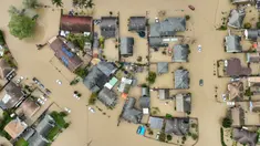 Banjir menutupi sebagian besar Lembah Pájaro, California, Amerika Serikat, 12 Maret 2023. Badai menyebabkan tanggul di sepanjang Sungai Pájaro jebol sehingga membuat air menggenangi rumah, bisnis, serta menyebabkan ribuan orang tanpa perlindungan. (Shae Hammond/Bay Area News Group via AP)