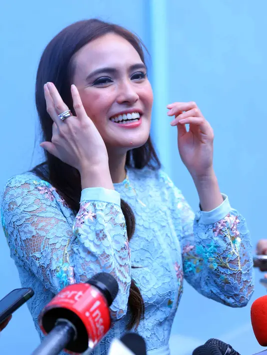 Shandy Aulia resmi dipersunting David Herbowo pada 12 Desember 2011. Sebalumnya Shandy akan menikah dengan Dave Laksono putra menteri Agung Laksono pada 2010. Pernikahan yang telah direncanakan batal lantaran perbedaan agama. (Nurwahyunan/Bintang.com)