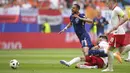 Striker Timnas Belanda, Cody Gakpo (kiri) terjatuh setelah ditekel gelandang Timnas Polandia, Taras Romanczuk pada laga Grup D Euro 2024 di Volksparkstadion, Hamburg, Jerman, Minggu (16/6/2024). (AP Photo/Ebrahim Noroozi)