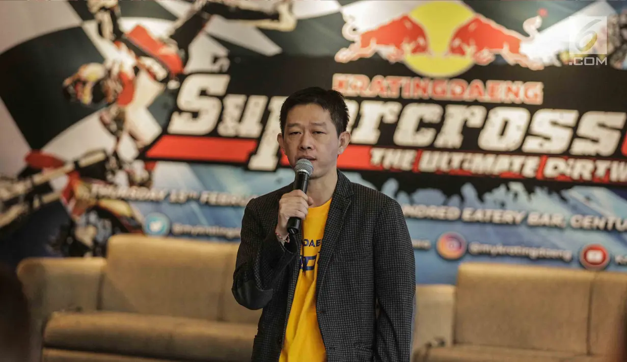 Marketing Director Kratingdaeng Davin Thomas Lai memberi keterangan saat konferensi pers Kratingdaeng Supercrosser The Ultimate Dirtwar di Jakarta, Kamis (15/2). (Liputan6.com/Faizal Fanani)