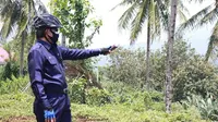 Wali Kota Manado GS Vicky Lumentut menunjukan lokasi lahan pekuburan khusus jenasah pasien Covid-19 di Kaiwatu, Kecamatan Mapanget, Manado.