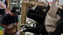 Pekerja mengerjakan pembuatan sepatu di Sentra Alas Kaki OB Shoes, Depok, Selasa (1/3/2022). Berdasarkan data Asosiasi Persepatuan Indonesia (Aprisindo), industri alas kaki mencatatkan nilai ekspor sebesar Rp 87,4 triliun sepanjang 2021 atau naik mencapai 28 persen. (Liputan6.com/Johan Tallo)