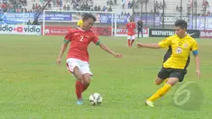 Pertarungan sengit tersaji di pertandingan uji coba antara Timnas U-16 Indonesia kontra Semen Padang U-16 di Stadion Singaperbangsa, Jawa Barat, Senin (9/3/2015). Timnas U-16 bermain imbang 4-4 dengan Semen Padang U-16. (Liputan6.com/Herman Zakharia)