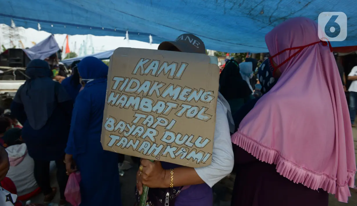 Warga Kampung Sawah melakukan aksi dengan menutup akses jalan Cakung Cilincing, Jakarta, Rabu (18/11/2020). Aksi tutup jalan ini merupakan sebagai bentuk protes warga atas hak tanahnya yang terkena proyek pembangunan jalan tol Cakung Cilincing (Cacing)-Cibitung. (merdeka.com/Imam Buhori)