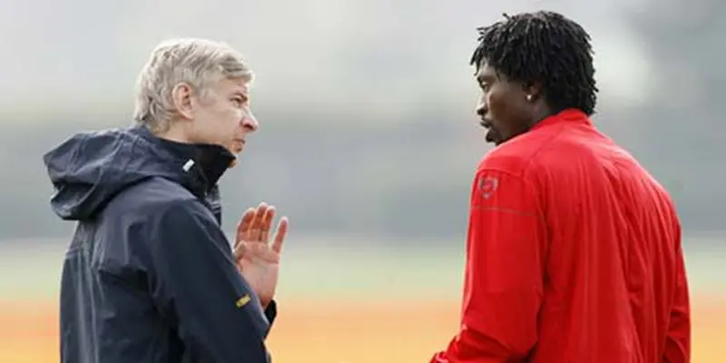 Wenger dan Adebayor (© AFP 2009)