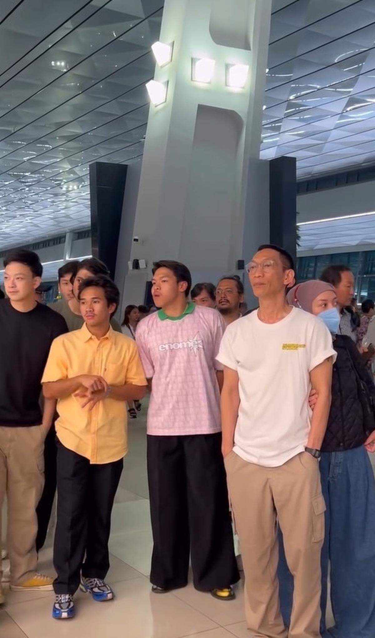 Melly terus memegang erat tangan Anto ketika Abe melangkah menuju pintu keberangkatan.&nbsp;