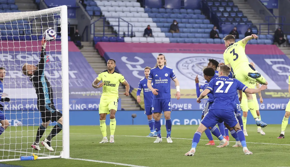 Bek Newcastle United, Paul Dummett (kanan) melepaskan sundulan yang berbuah gol kedua timnya ke gawang Leicester City dalam laga lanjutan Liga Inggris 2020/2021 pekan ke-35 di King Power Stadium, Leicester, Jumat (7/5/2021). Newcastle menang 4-2 atas Leicester. (AP/Alex Pantling/Pool)