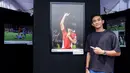 <p>Pemain Timnas Indonesia, Rizky Ridho berfoto bersama dengan karya foto milik Ady Sesotya yang memperlihatkan dirinya tengah berselebrasi mencium logo garuda di jerseynya setelah Skuad Garuda menang 1-0 atas Bahrain di Kualifikasi Piala Dunia 2026 saat pameran foto Media Cup 2025 bertema "Timnas Indonesia dari Masa ke Masa" di Cibis, Cilandak, Jakarta Selatan, Selasa (28/10/2025). (Bola.com/Bagaskara Lazuardi)</p>