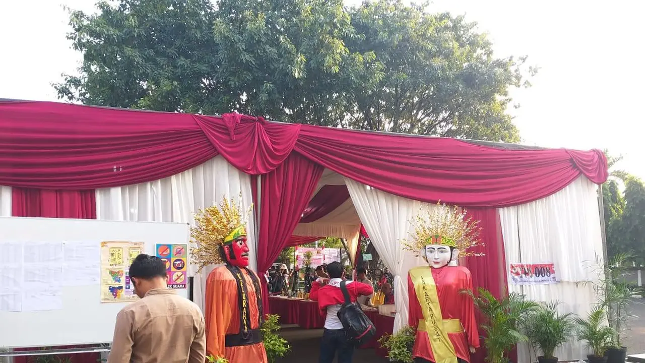 TPS 008 di pelataran kantor Lembaga Administrasi Negara di Gambir, Jakarta Pusat, tempat Jokowi akan mencoblos. (Liputan6.com/Lizsa Egeham)