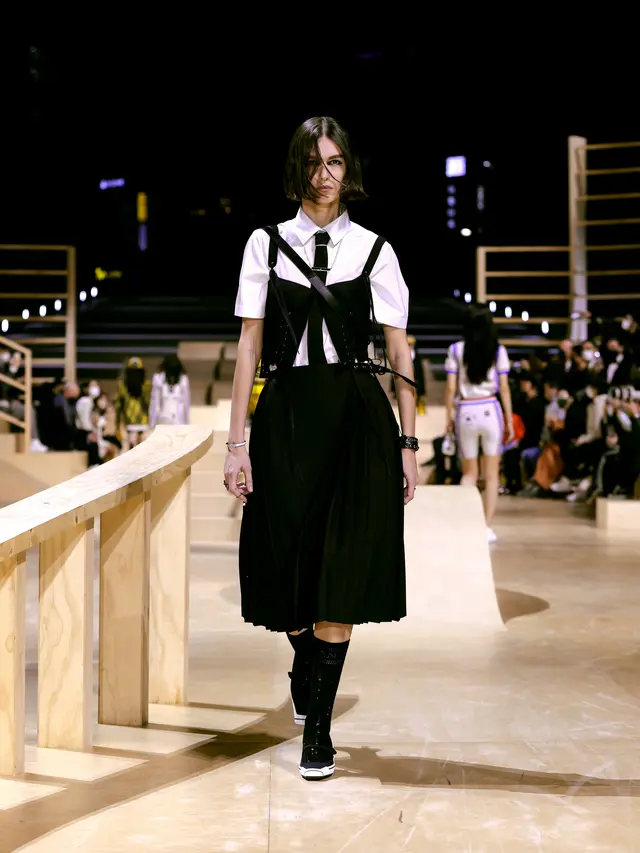 Pertama di Seoul, Show Dior Fall 2022 Jadi Momen Reuni Jisoo BLACKPINK dengan Jung Hae In