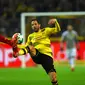 Gelandang Dortmund, Gonzalo Castro berebut bola dengan Javi Martinez saat bertanding pada pertandingan Bundesliga Jerman di Dortmund, (4/11). Munchen menang telak 3-1 atas Dortmund. (AFP Photo/Patrik Stollarz)