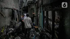 Warga mengecek kondisi rumah yang terbakar di Jalan Keagungan, RW 07, Kelurahan Keagungan, Kecamatan Taman Sari, Jakarta Barat, Rabu (3/1/2024). (Liputan6.com/Faizal Fanani)