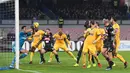 Kiper Juventus, Gianluigi Buffon menghalau bola sundulan pemain Napoli pada lanjutan Serie A Italia di San Paolo stadium, Naples, (1/12/2017). Juventus menang 1-0 atas Napoli. (Ciro Fusco/ANSA via AP)