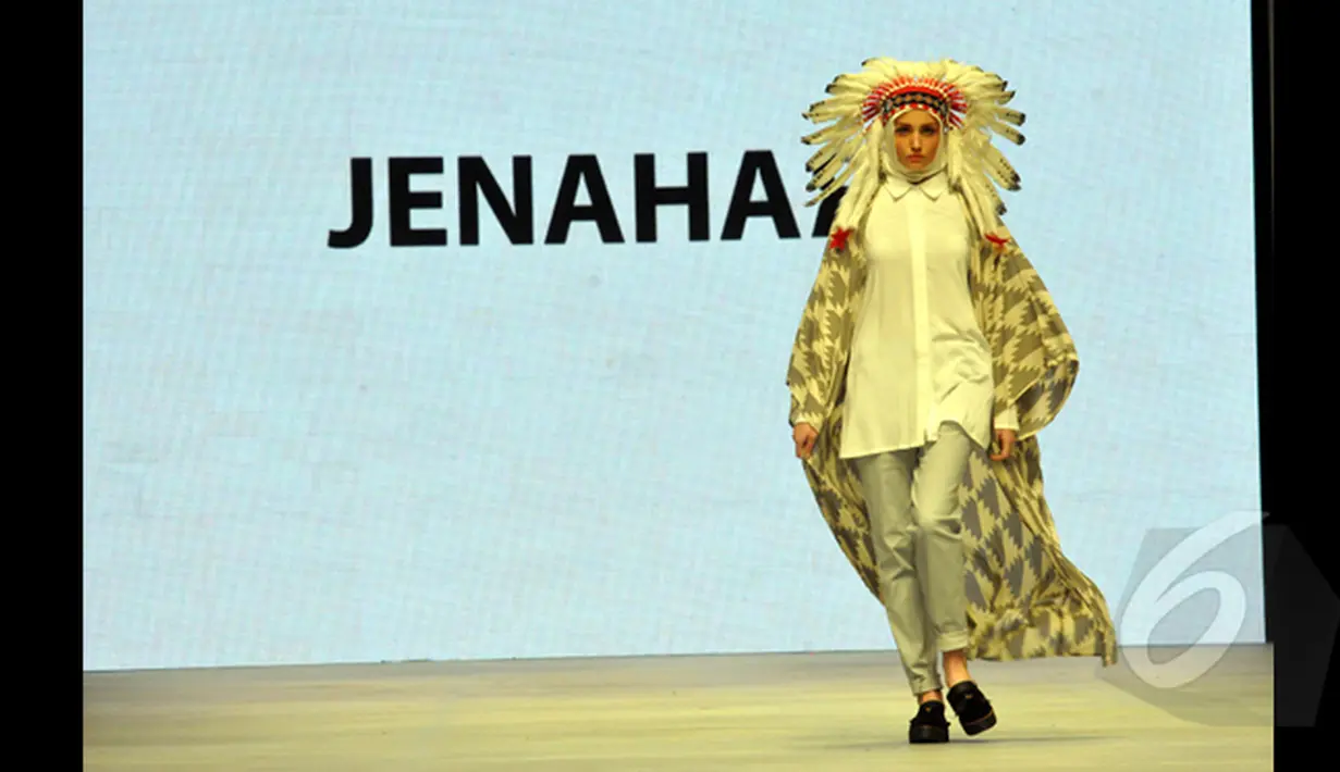 Model berjalan memperagakan koleksi rancangan Jenahara bertema "Nostalgic Journey" pada ajang Indonesia Fashion Week 2015 di JCC Senayan, Jakarta, Kamis (28/2/2015). (Liputan6.com/Panji Diksana)