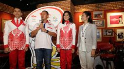 Chef de Mission Indonesia untuk Olimpiade 2016 Rio de Janerio, Raja Sapta Oktohari, menjelaskan tentang seragam defile kontingan Indonesia. Desainer seragam Prima Suci Ariani (kanan) (Bola.com/Vitalis Yogi Trisna)