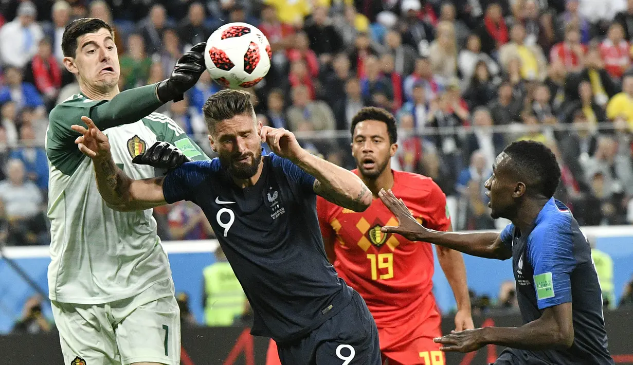 Striker Prancis, Olivier Giroud, duel udara dengan kiper Belgia, Thibaut Courtois, pada laga semifinal Piala Dunia di Stadion St Petersburg, Selasa (10/7/2018). Prancis menang 1-0 atas Belgia. (AP//Martin Meissner)