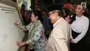 Presiden ke-5 Megawati Soekarnoputri membubuhkan tanda tangan usai menghadiri Dialog Nasional di gedung BPPT, Jakarta, Rabu (9/5). (Liputan6.com/JohanTallo)