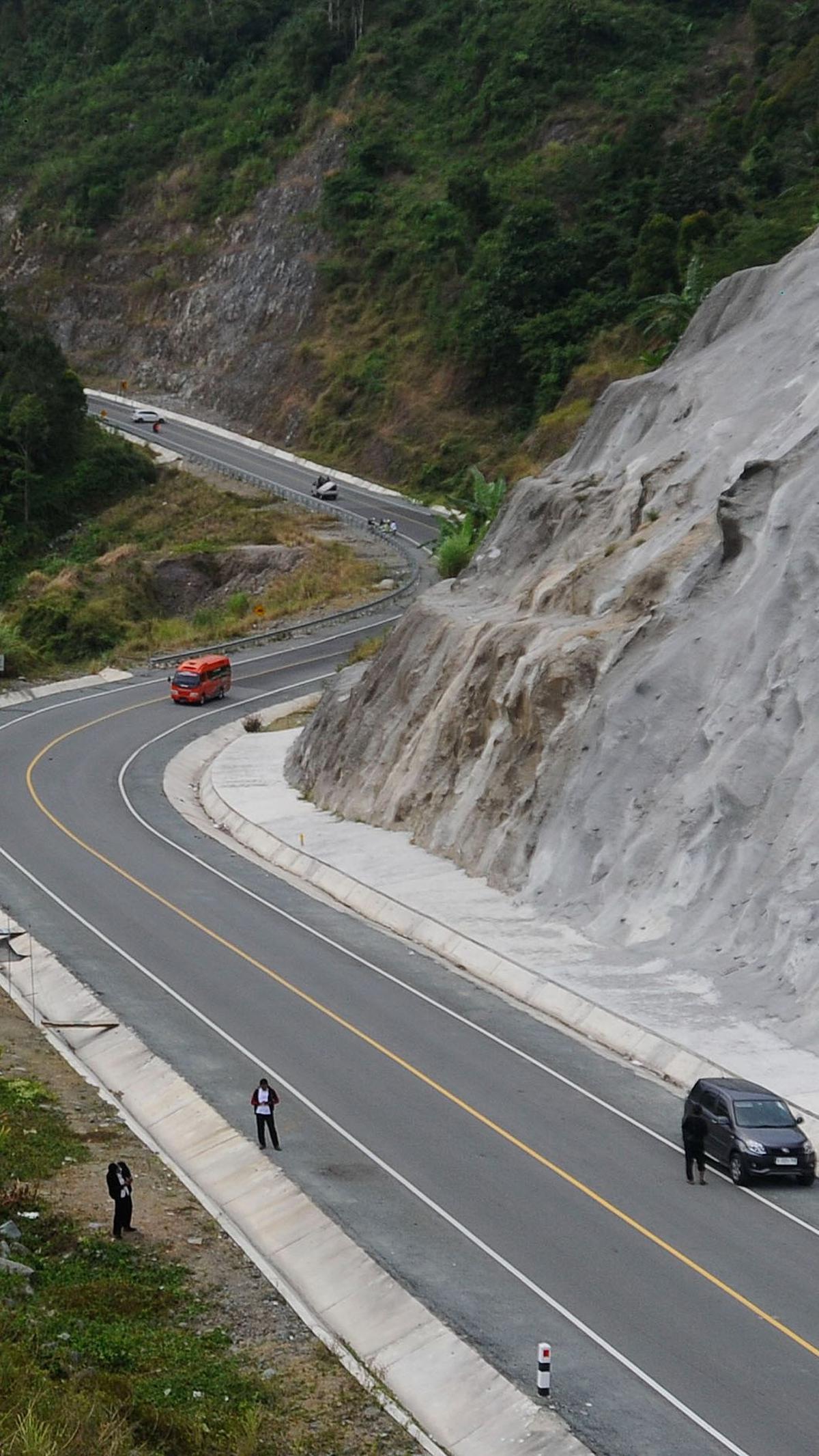 JLS baru sepanjang sekitar 17 km ini merupakan rangkaian jalan lintas selatan. <br><br>Kondisi jalannya lebar, menanjak, menurun hingga berkelok dengan tikungan yang panjang.