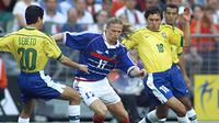 Emmanuel Petit. Eks gelandang bertahan Prancis yang telah pensiun pada Juli 2004 bersama Chelsea ini tercatat pernah berseragam Arsenal selama 3 musim mulai 1997/1998 hingga 1999/2000. Pada Piala Dunia 1998 saat Prancis menjadi tuan rumah, ia menjadi bagian dalam skuad Les Bleus meraih gelar juara usai mengalahkan Brasil 3-0 di partai final. Ia berhasil menyumbang 1 gol dan 1 assist dalam laga final tersebut. (AFP/Patrick Hertzog)