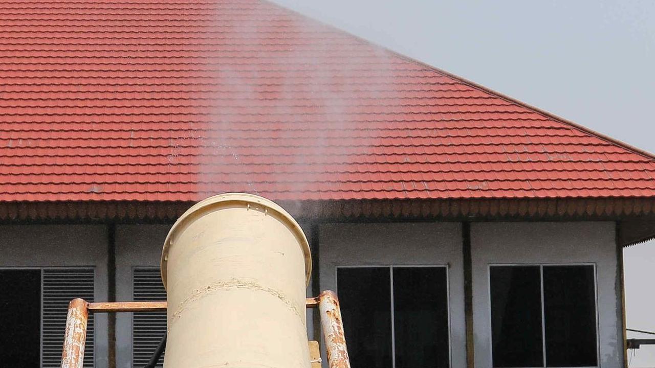 Penyemprotan dilakukan pada pukul 08.00-11.00 WIB dan 13.00-16.00 WIB.