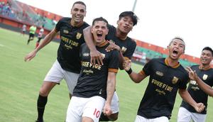 Para pemain Persis Solo melakukan selebrasi untuk merayakan gol Alexis Messidoro yang membawa timnya menang 3-2 atas Madura United di Stadion Gelora Ratu Pamelingan, Senin (6/2/2023). (Dok Persis)