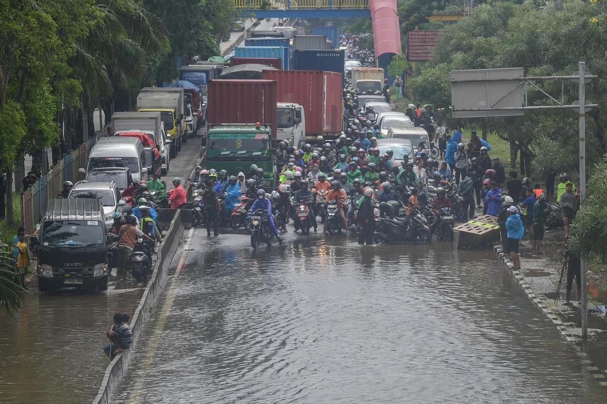 FOTO: Ratusan Pemotor Antre Menembus Banjir di Jalan Daan Mogot Jakbar