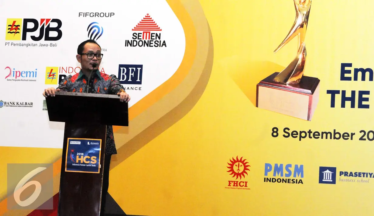 Menaker Hanif Dhakiri memberikan pidato saat acara Indonesia Human Capital Studi 2016 di Jakarta, Kamis (9/8). (Liputan6.com/Helmi Afandi)