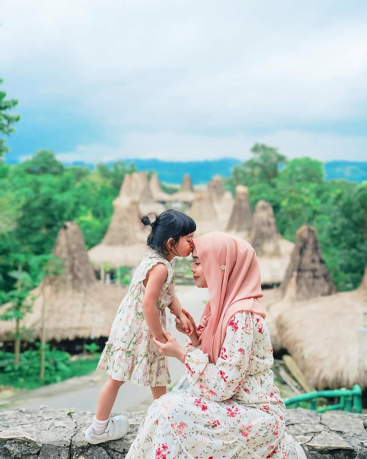 Potret Liburan Ria Ricis dan Moana di Sumba, Mulai Naik Kuda hingga Main Kano di Sungai