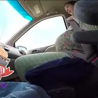 Luar biasa, seorang ibu terpaksa melahirkan dalam mobil, sang suami yang mengabadikan momen itu terdengar cukup tenang