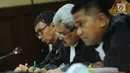 Terdakwa dugaan suap opini WTP Kemendes PDTT, Ali Sadli (kiri) saat sidang lanjutan di Pengadilan Tipikor, Jakarta, Senin (8/1). Sidang mendengar keterangan empat saksi salah satunya, Sekjen KONI Ending Fuad Hamidi. (Liputan6.com/Helmi Fithriansyah)