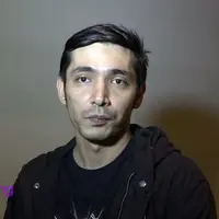 Abimana Aryasatya mendapatkan tantangan baru dalam film 3, biasa bermain genre drama, di film action ini, Abimana lakukan adegan lompat dari lantai tiga.